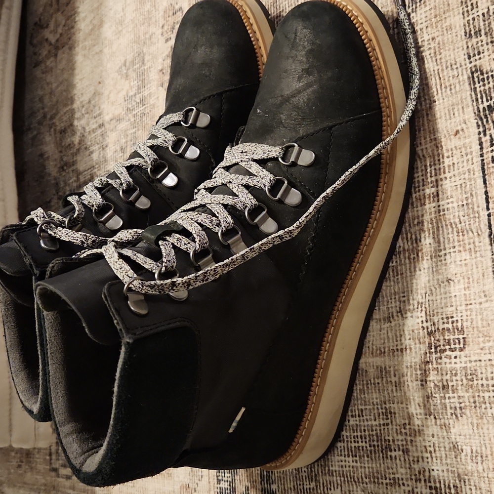 Tom's black mesa women's boots
